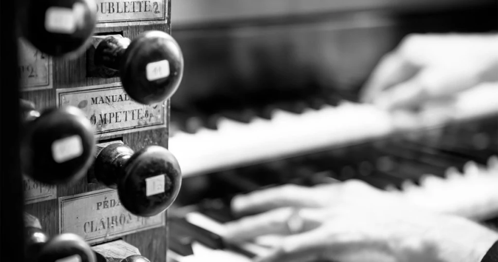 Console de l’orgue, mains sur les claviers