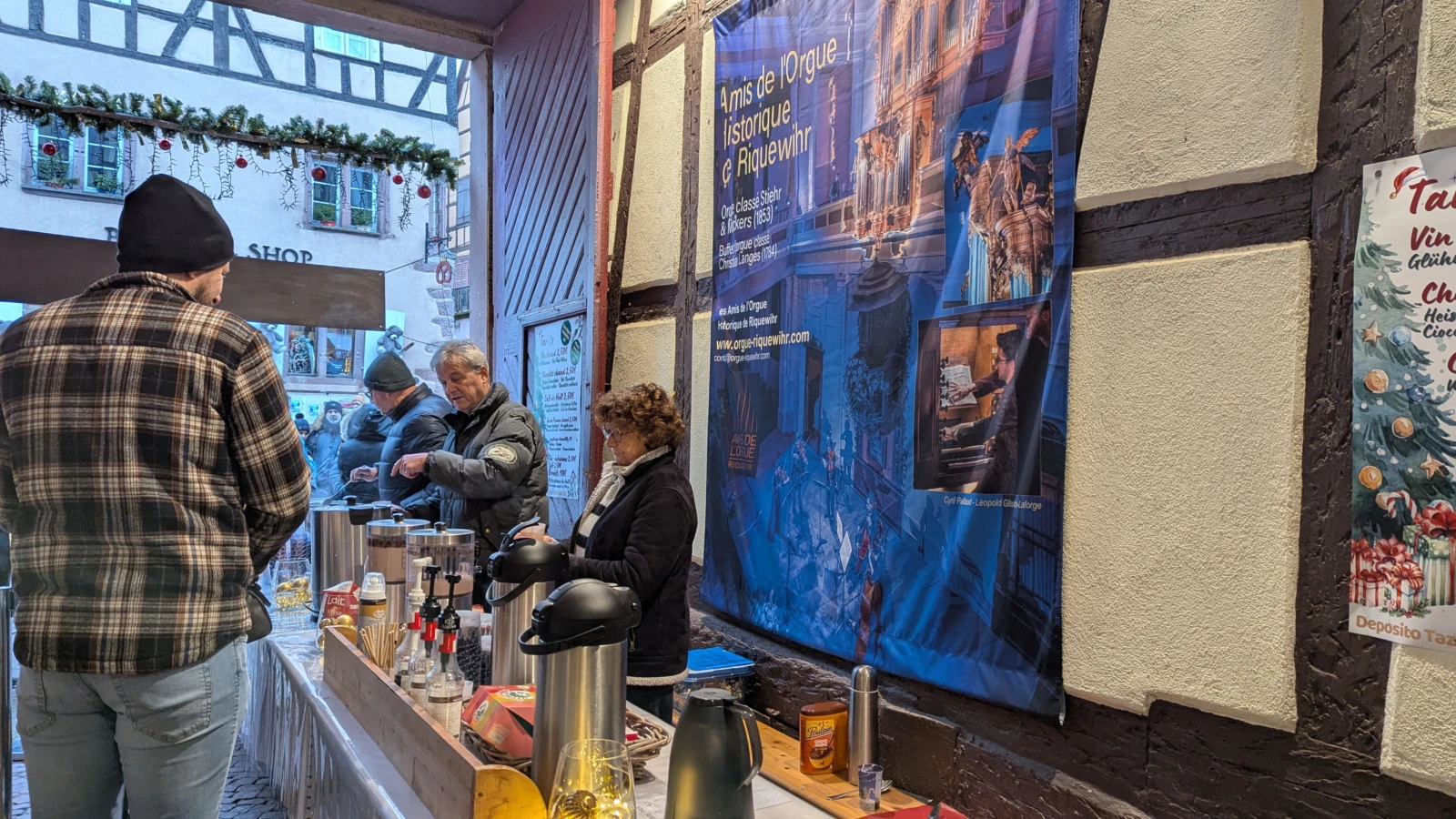 Le stand des Amis de l’Orgue au marché de Noël de Riquewihr, sous la bannière de l’association
