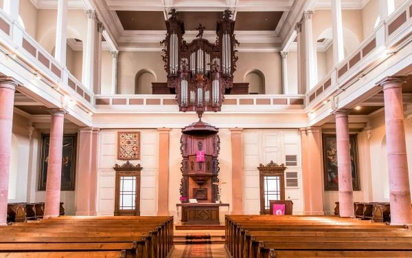 La nef de l'église protestante et l'orgue en tribune